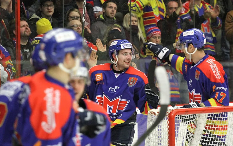 Luboš Rob přijímá gratulace svých spoluhráčů krátce po skončení zápasu