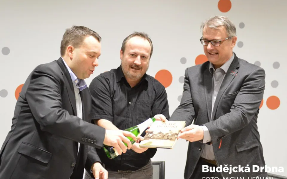 Zleva křtí knihu Radek Bílý, Michal Průcha a Zdeněk Zuntych
