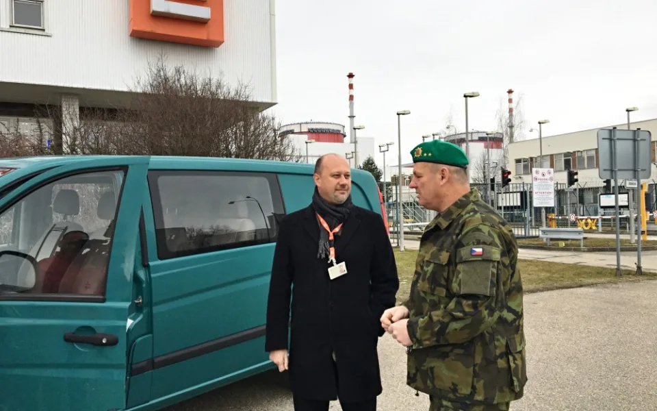 Klíčky od Mercedesu převzal ředitel Krajského vojenského velitelství Alois Urban od Romana Havlína, ředitele Bezpečnosti elektráren ČEZ.