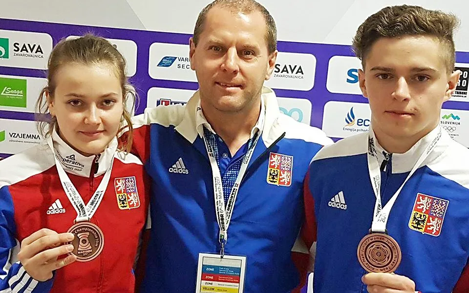 Bronzoví medailisté z halového mistrovství Evropy ve střelbě ze vzduchových zbraní Nikola Foistová a Filip Nepejchal s trenérem Janem Videckým.