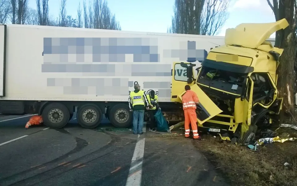 U Přešťovic na hlavním tahu ze Strakonic na Prahu 24. února narazil kamion do stromu.
