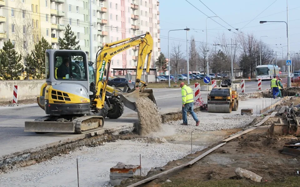 V ulici M. Horákové v sídlišti Máj v Českých Budějovicích se opravují zastávky MHD.