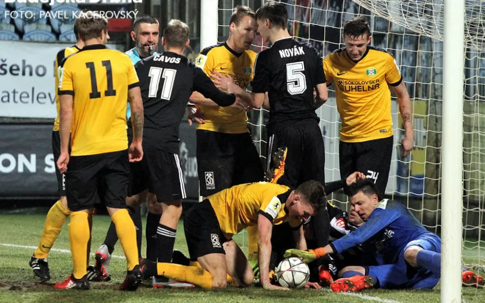Závěr utkání připomínal spíše ragby, branka z tohoto závaru ale nepadla