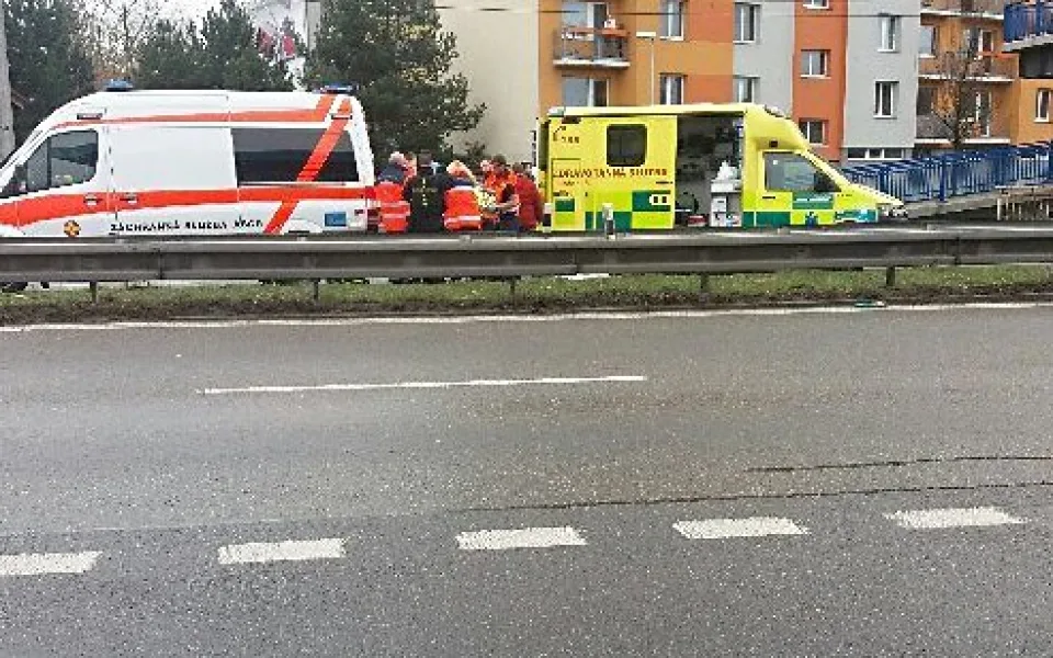 Pád člověka z lávky nad Strakonickou ulicí v Českých Budějovicích.