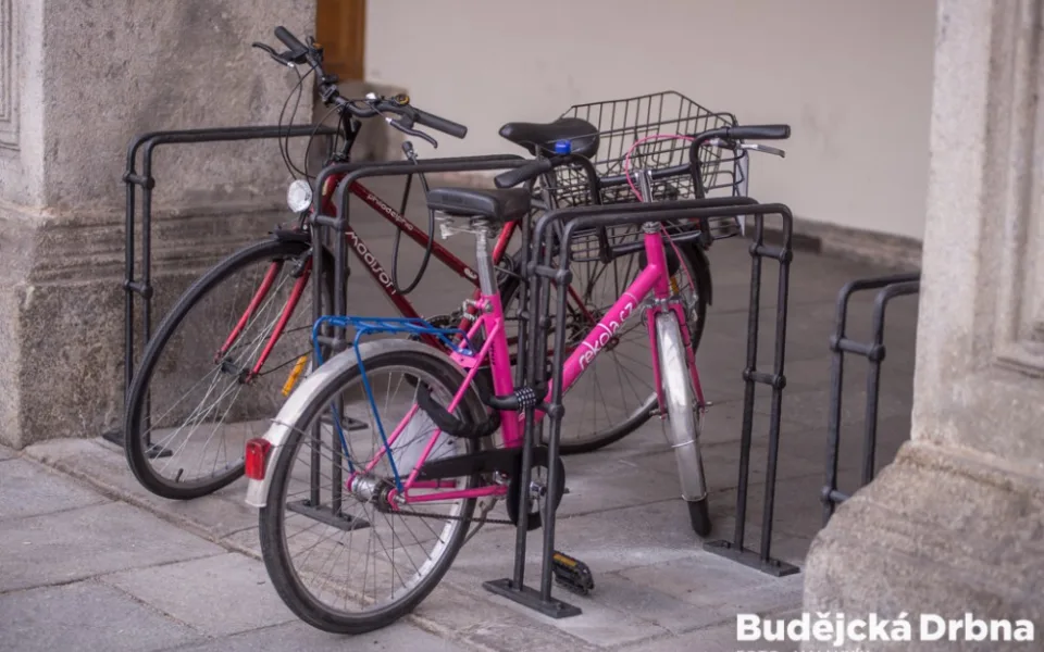 Nové stojany na kola před radnicí v Českých Budějovicích.