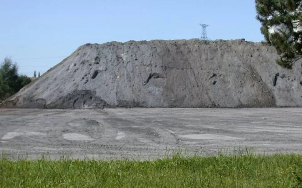 Hromady sypkého materiálu v provozu společnosti Quail.
