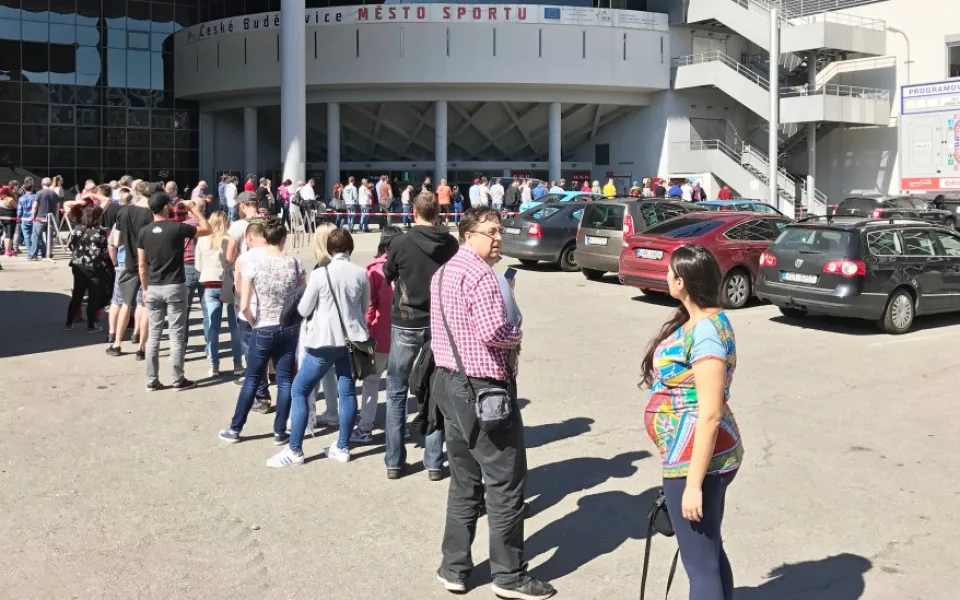 O vstupenky na páteční barážové utkání je obrovský zájem.