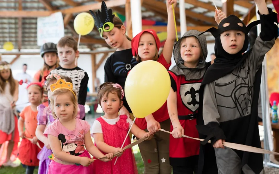 Dětský karneval pod širým nebem ve Vidově.