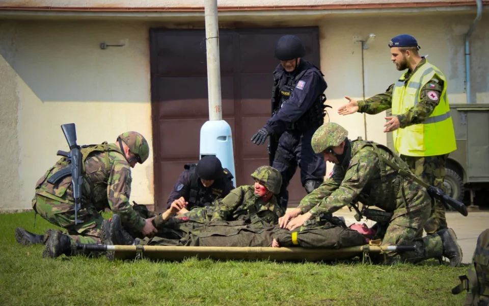 Vojáci ze Slovenska a příslušníci speciální pořádkové jednotky absolvovali ve strakonické posádce zdravotnický výcvik CLS