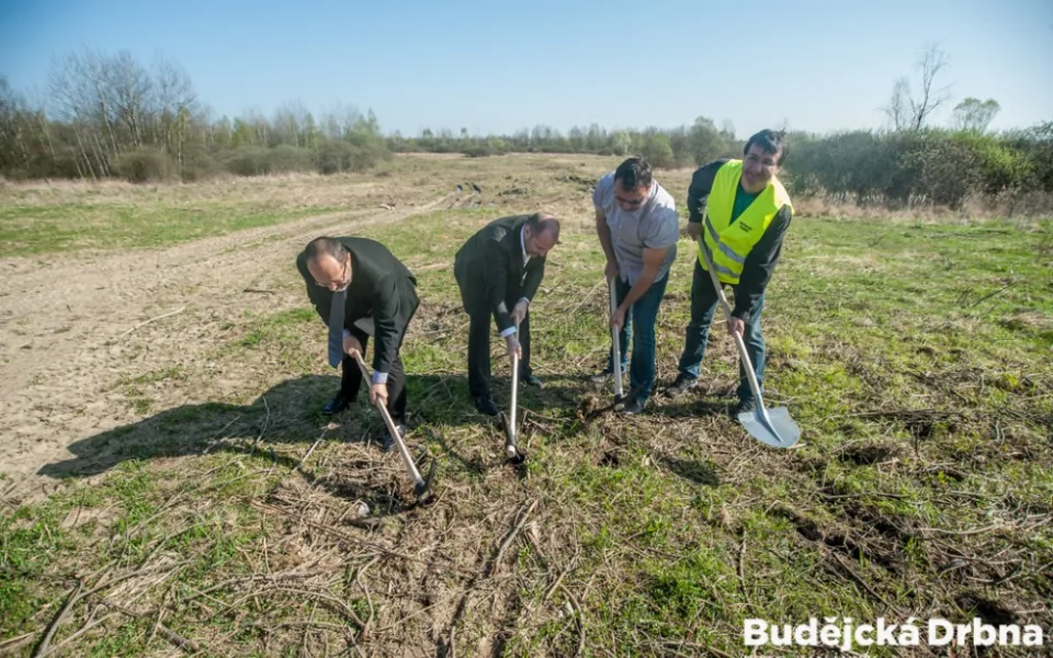 Stavbu propojení sídlišť Máj a Vltava v Českých Budějovicích zahájili náměstek primátora Petr Holický, náměstek hejtmana pro dopravu Jan Kubík. stavbyvedoucí David Szombathy z Metrostavu a Marek Kartusek z Dopravního podniku České Budějovice (zleva).