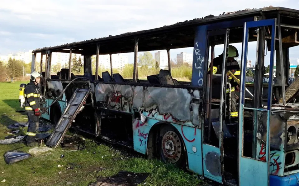 Vrak odstaveného autobusu na louce u Vltavy v Českých Budějovicích shořel.