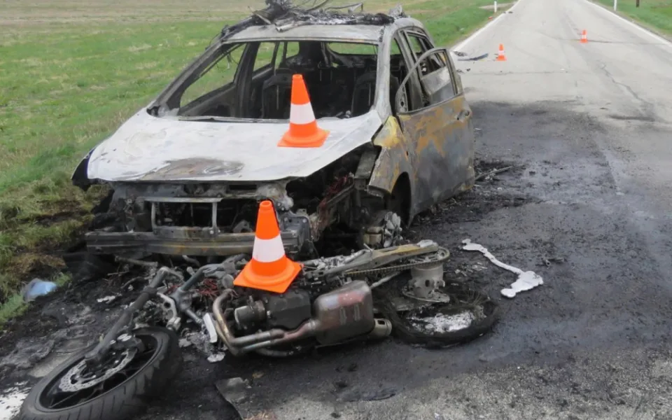 Požár zničil oba stroje. Foto: Policie ČR