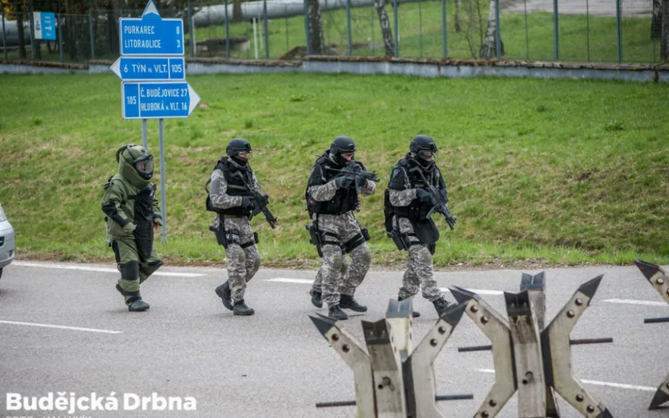 Čtyři dny cvičily dvě stovky vojáků, policistů a specialistů společnosti ČEZ ochranu Jaderné elektrárny Temelín proti teroristickému útoku.