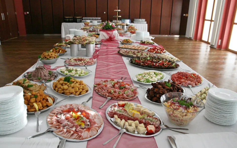 Kuchyně a cukrárna zajišťují i catering na akcích pořádaných nemocnicí.  Foto je z rautu.