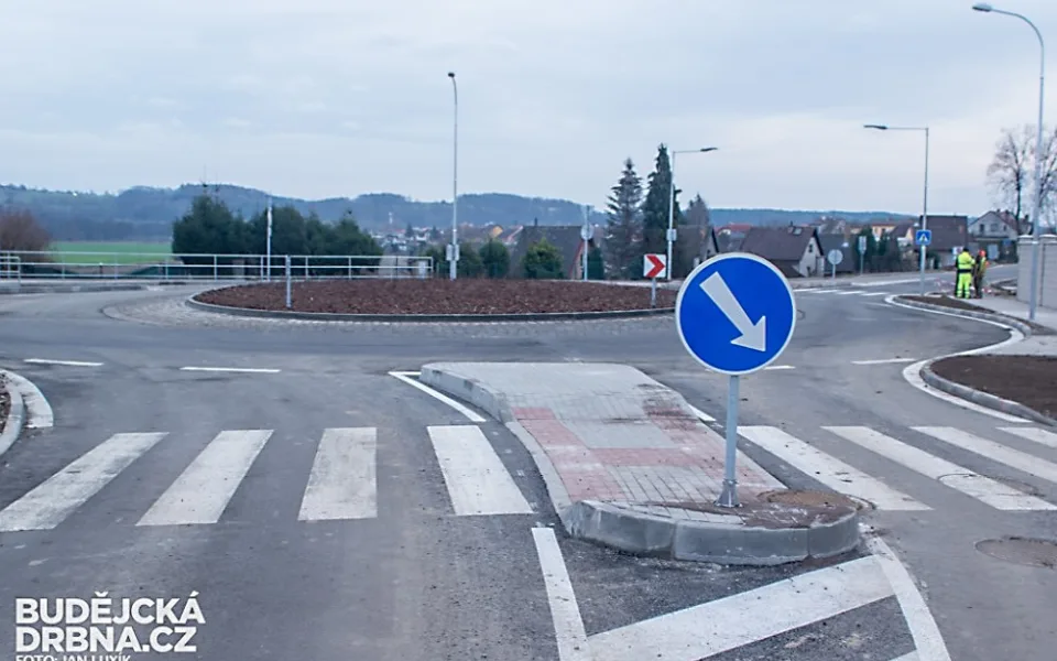 Okružní křižovatka v Novém Roudném.