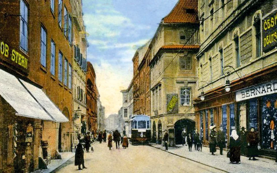 Krajinská třída v záběru od náměstí před rokem 1925.