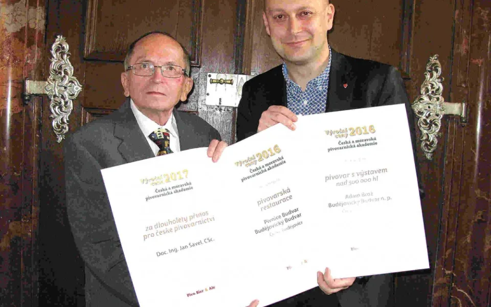 Výroční ceny za rok 2016 získali sládek Budějovického Budvaru Adam Brož (vpravo), vedoucí výzkumu a vývoje Budějovického Budvaru Jan Šavel a pivnice Budvar.