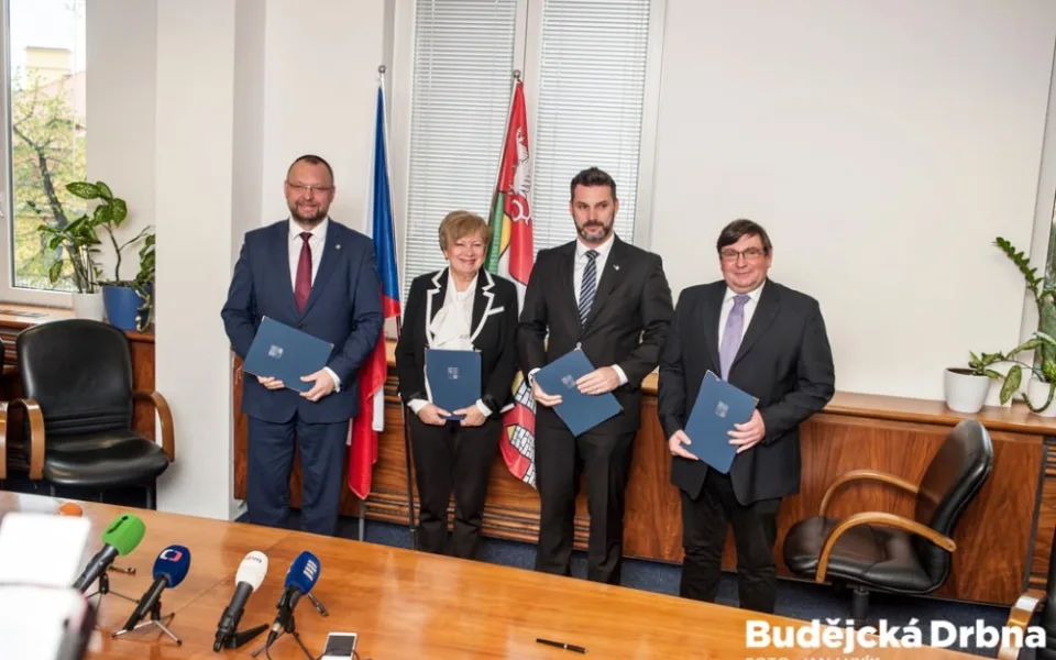 Vznikající jihočeská koalice ČSSD, Jihočeši 2012, KDU-ČSL a Pro Jižní Čechy podepsaly memorandum.