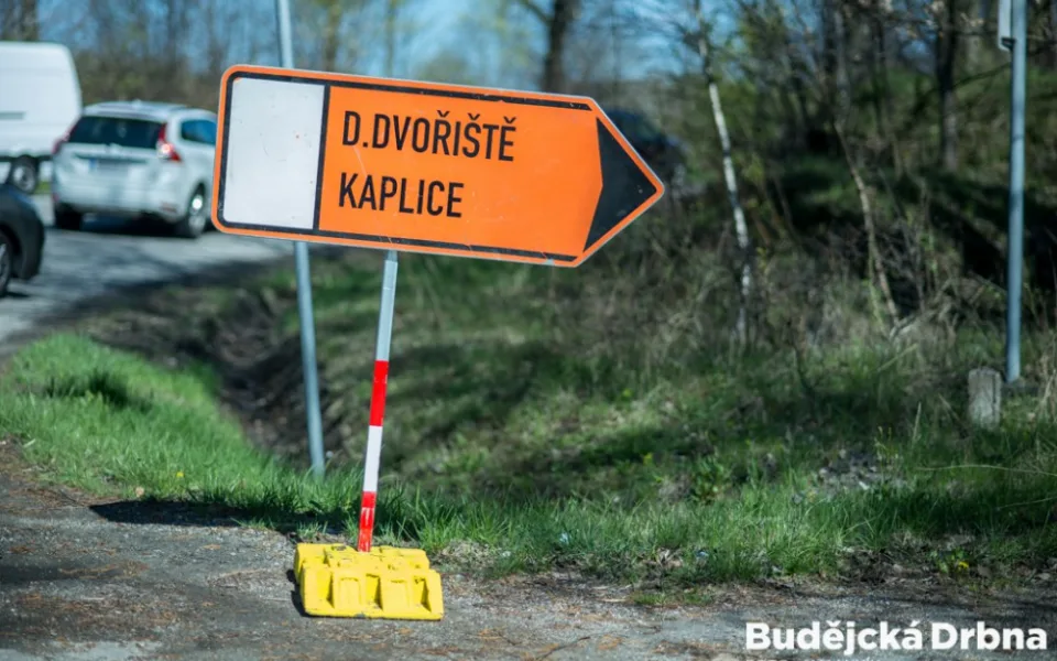 Plánovaná rekonstrukce na týden uzavřela železniční přejezd v Kaplici Nádraží.
