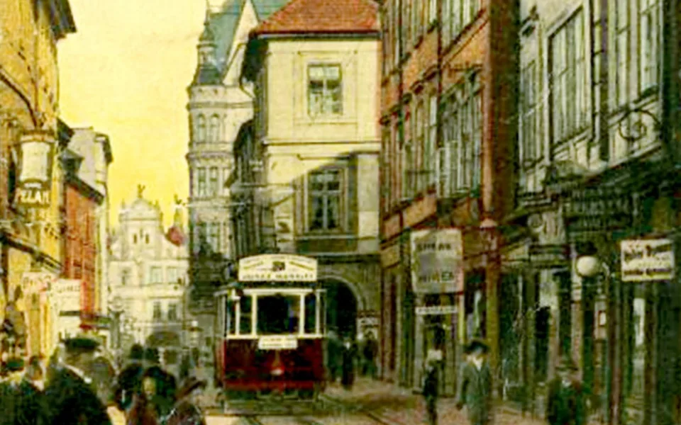 Divadelní ulice (dnes ulice Dr. Stejskala) v roce 1911 v záběru směrem k náměstí.