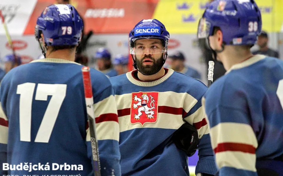 Česká reprezentace odehrála první třetinu v retro svetrech mistrů světa z roku 1947. Na snímku Radko Gudas