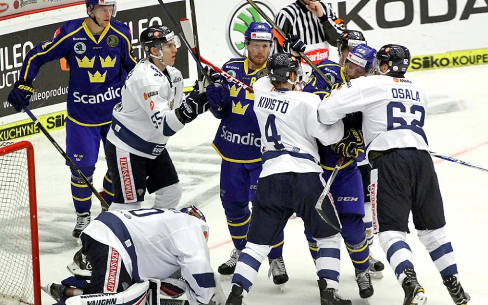 Vyostřený souboj u branky Finska. Vpravo střelec rozhodující branky Oskar Osala
