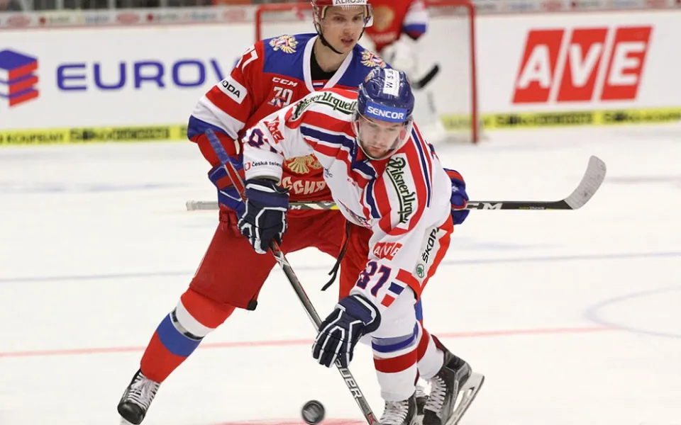Petr Holík atakovaný při rozehrávce Vadimem Šipačjovem