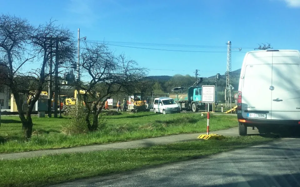 Železniční přejezd v Kaplici Nádraží byl déle než týden kvůli opravě uzavřený.