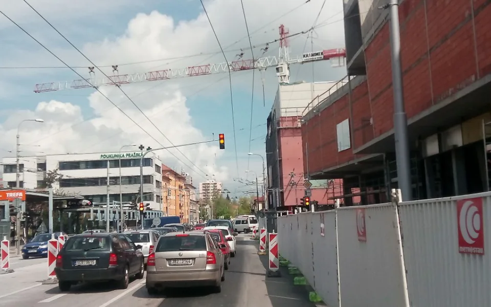 Semafory na křižovatce ulic Pražská a Pekárenská už zase fungují.