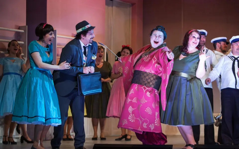 První  „ostrovní“ opereta  Mikádo.