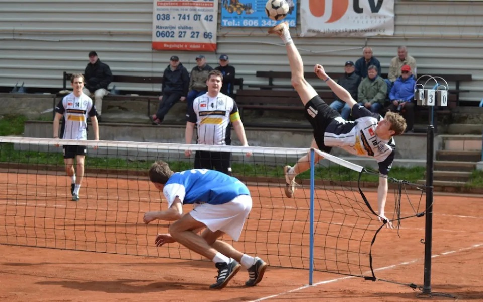 Nohejbalisté Dynama hostí Čelákovice