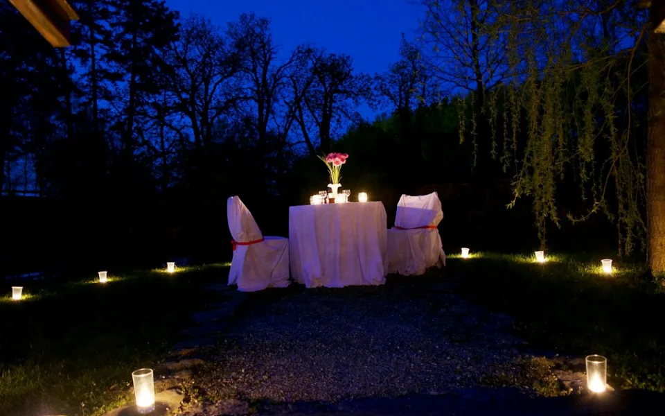 Dvaatřicet svíček vytvořilo v zámeckém parku u Temelína romantickou atmosféru.