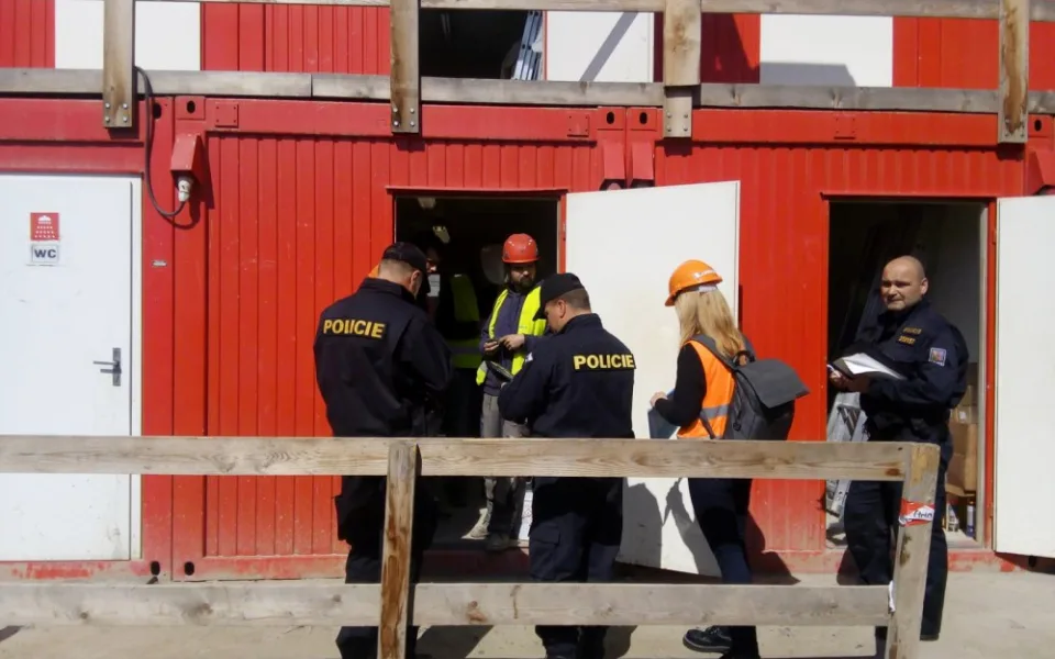 Cizinečtí policisté odhalili na stavbě v Budějcích dvanáct nelegálně pracujících cizinců.