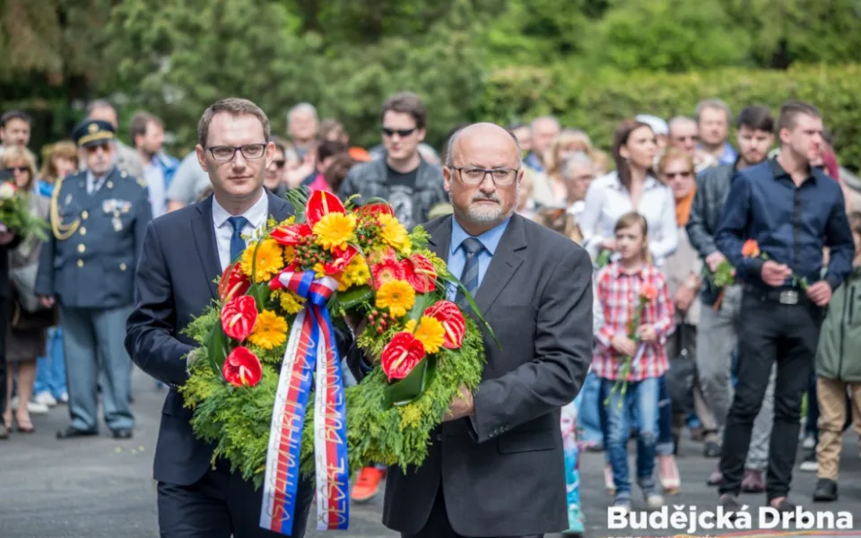 Uctění památky konce druhé světové války na hřbitově svaté Otýlie v Českých Budějovicích. Památku položením věnce uctili také primátor města Jiří Svoboda a jeho náměstek Petr Podhola (vlevo).