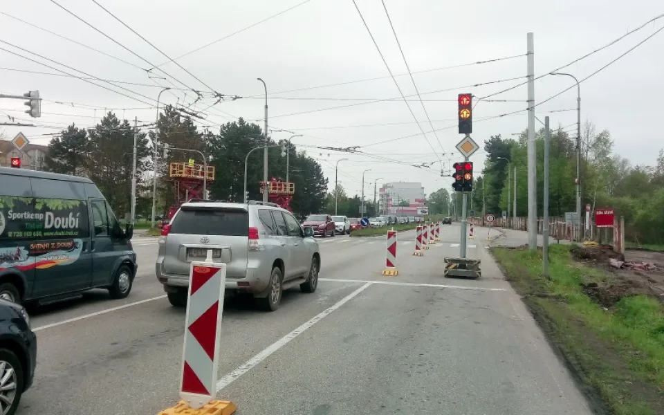 Dočasné omezení na křižovatce ulic Strakonická a Husova v Českých Budějovicích.