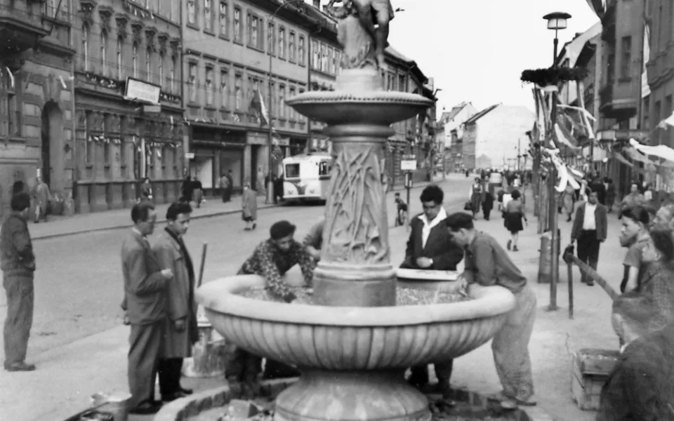 Dokončování stavby kašny na Lannovce v roce 1955 poblíž kina Jas.