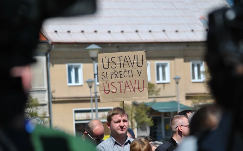 Jeden z protestujících proti Miloši Zemanovi v Doksech.