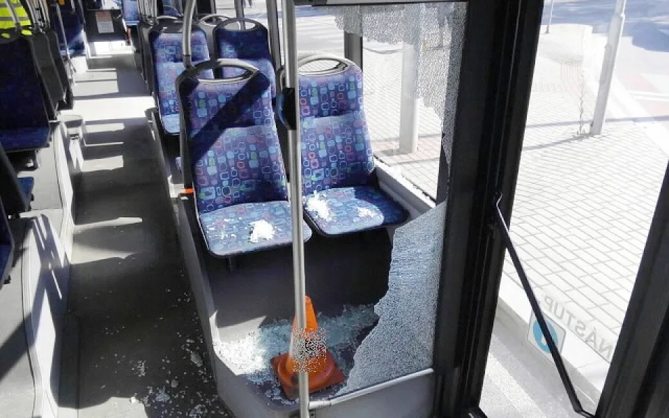 Šest lidí se zranilo v autobuse, jehož řidič se snažil prudkým zabržděním zabránit střetu s osobním autem, které mu nedalo přednost na křižovatce ulic Mánesova a Lidická v Českých Budějovicích.