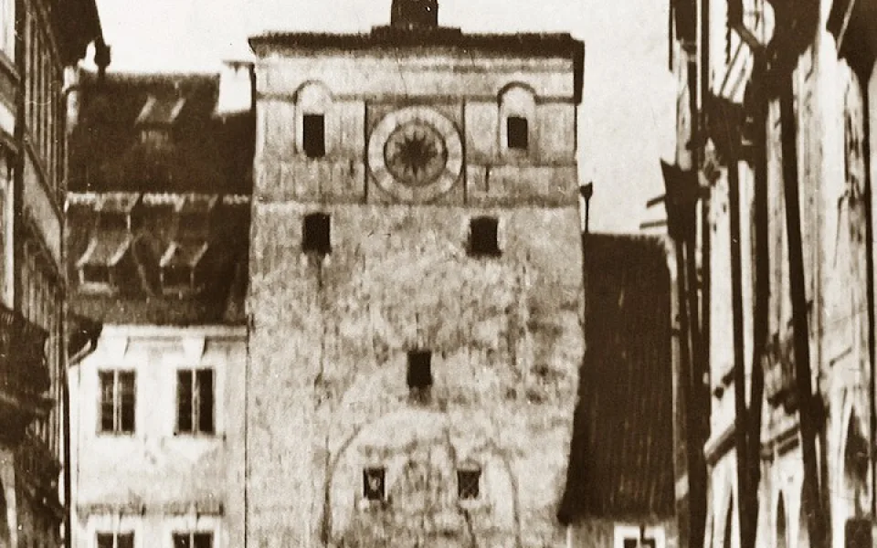 Pražská brána v Krajinské v roce 1867 těsně před zbořením.