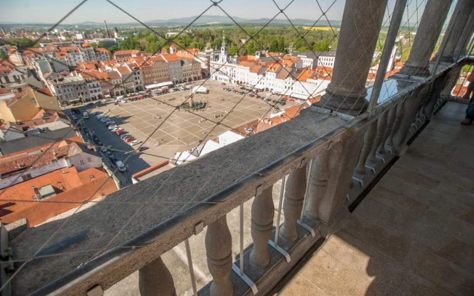 Černá věž se pochlubí zrestaurovaným a opraveným ochozem.