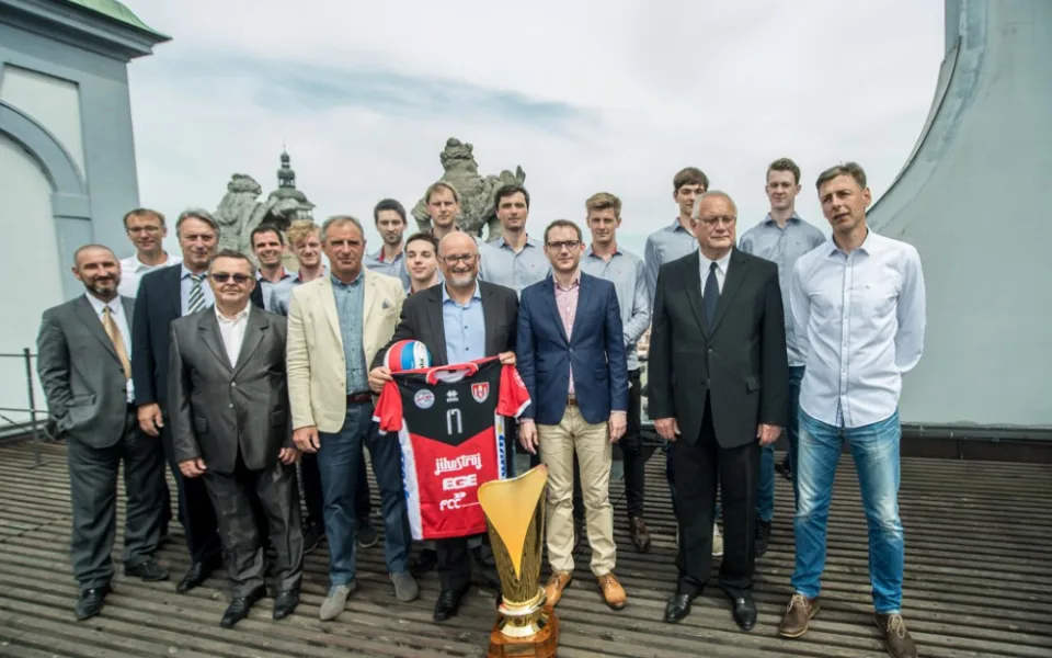 Společná fotografie vedení města s VK České Budějovice.