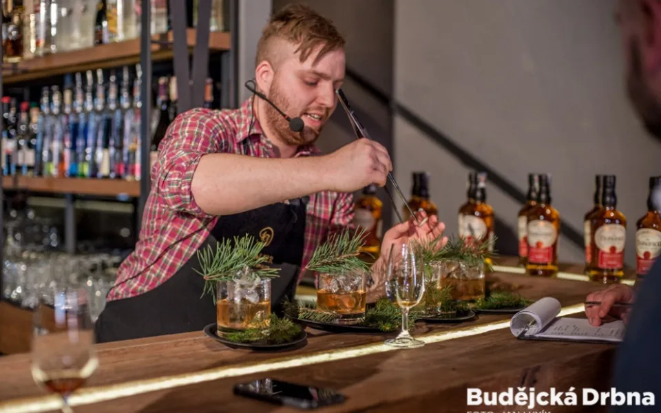 Barmanská soutěž v budějcké Žluté ponorce.