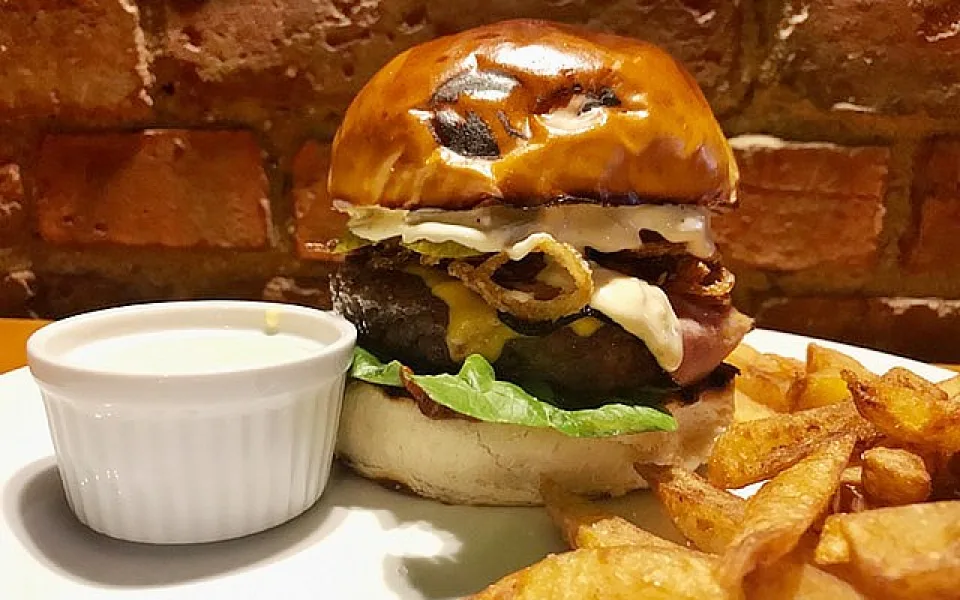 Máte chuť na šťavnatý burger? Nasměrujte své kroky do Rodinného  Penzion Restaurantu U Vlka.