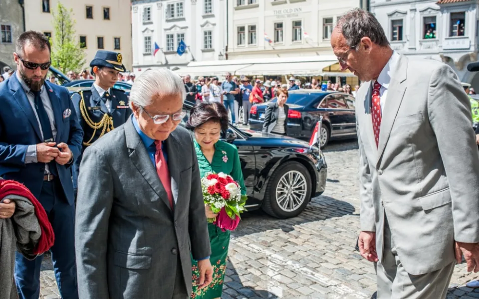 Singapurský prezident Tony Tan Keng Yam s chotí navštívil Český Krumlov. Na radnici hosty přivítal starosta města Dalibor Carda.