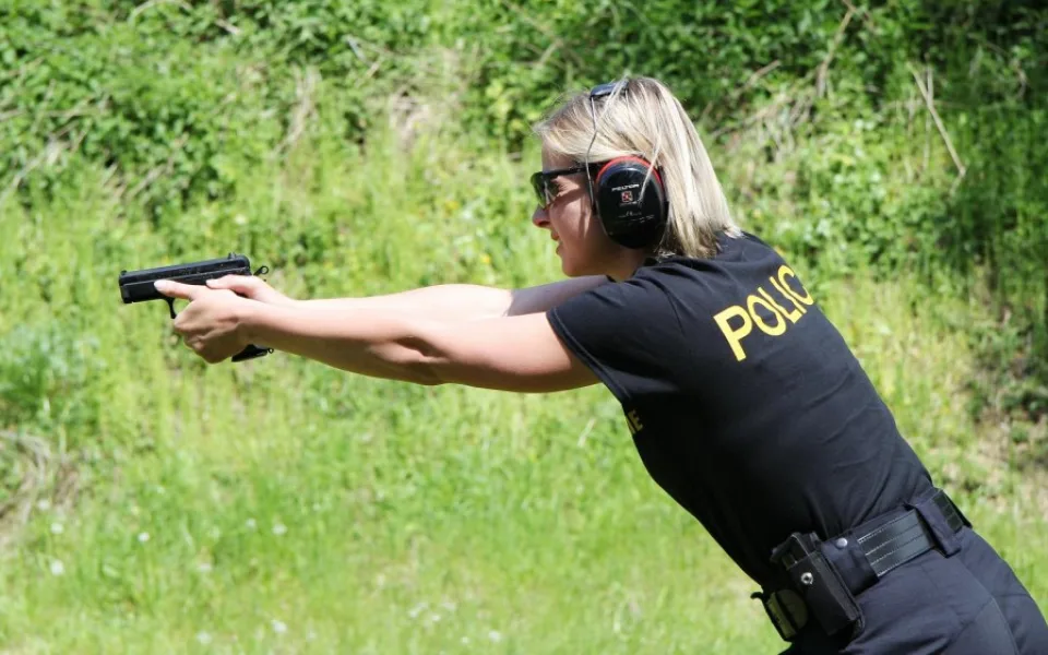 Policisté a policistky z celého kraje soutěžili ve střeleckých dovednostech.