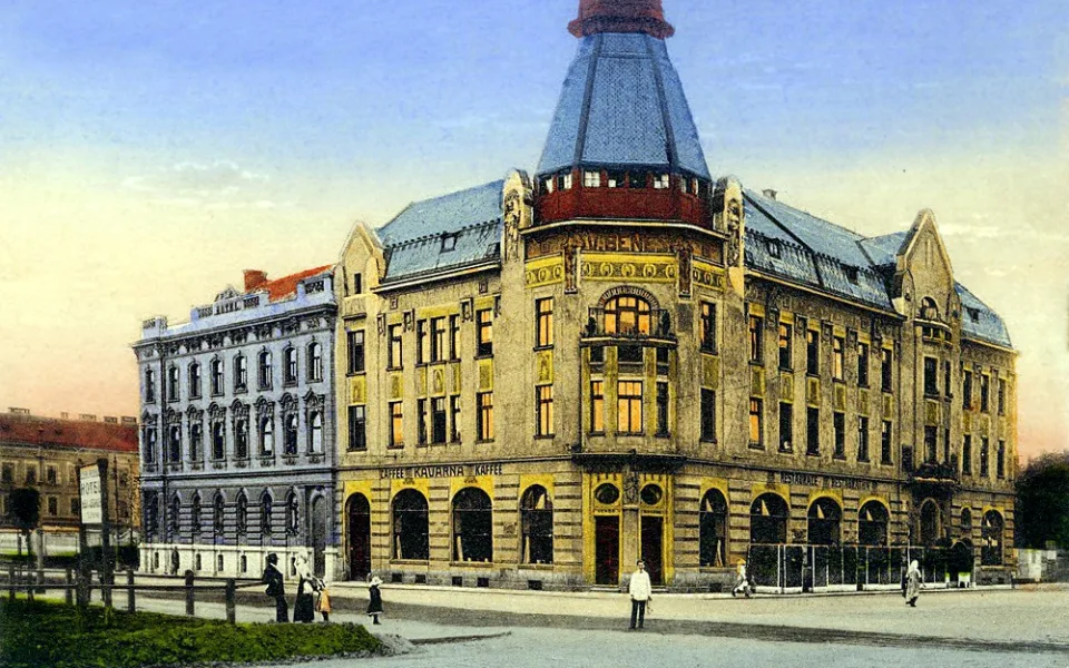 Grand Hotel V. Beneš na rohu Nádražní a Žižkovy po roce 1909. Dům v šedomodré fasádě je hotel International.
