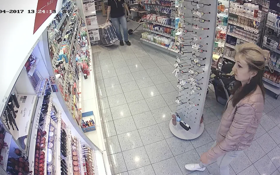 Policisté hledají ženu na snímku, s největší pravděpodobností kradla v drogerii kosmetiku.