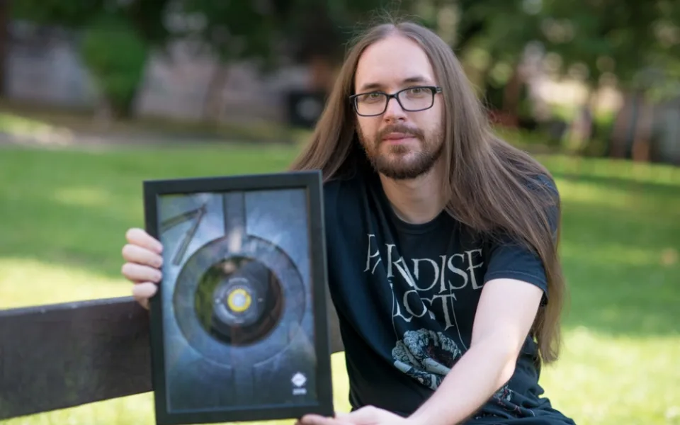 Václav Votruba z Českých Budějovic s cenou Břitva za nejlepší rockovou knihu loňského roku.