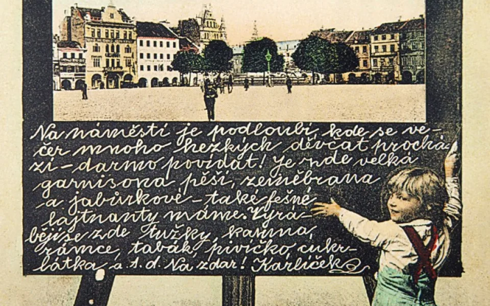 Pohlednice, na které žák Karlíček představuje město v období c. k.