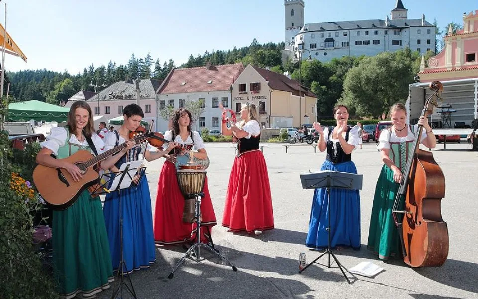 Lakomá Barka vystoupí při benefici pro borovanský Nazaret.